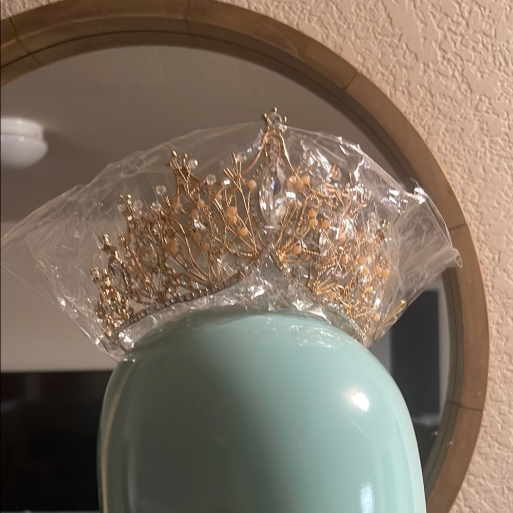 Elegant Gold Tiara with Pearl Accents
